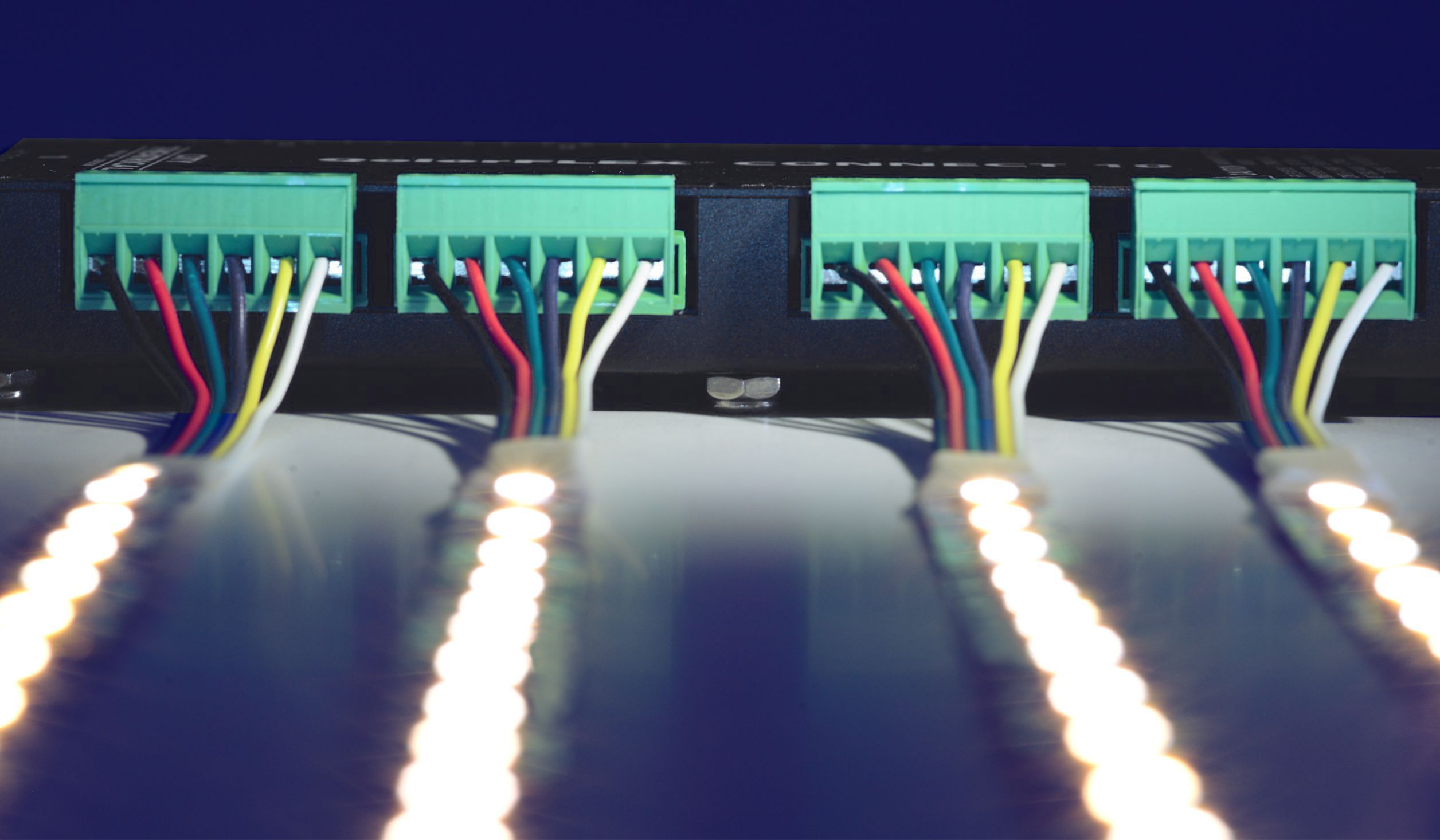 QolorFLEX Connect 10 uses 10 six position Phoenix terminal block connectors to achieve a quick and well-ordered installation.